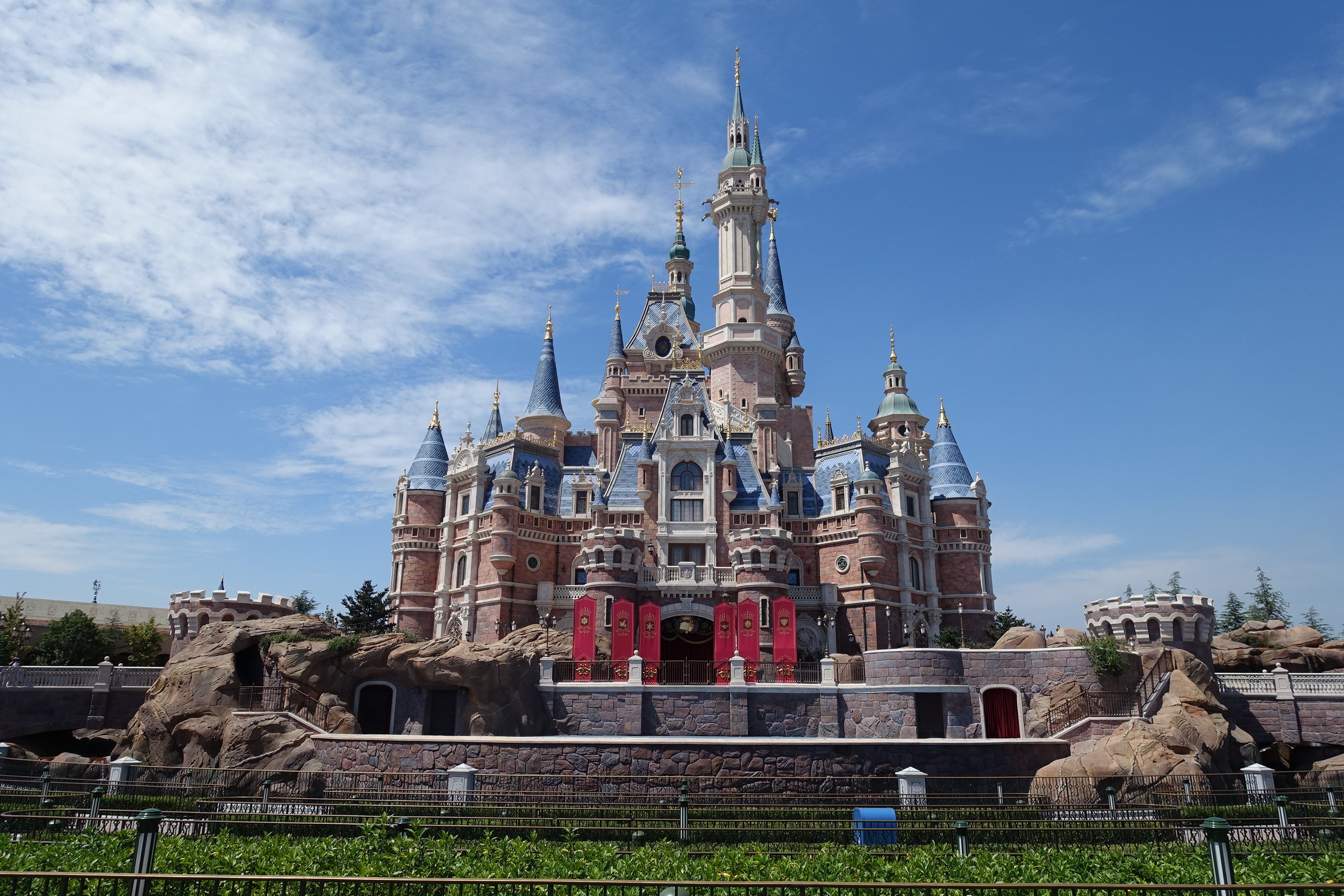 마법에 걸린 동화 성 (Enchanted Storybook Castle) 앞